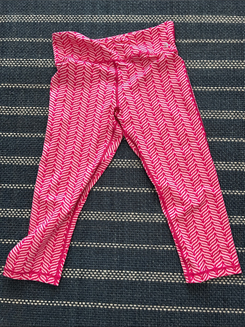 Leggings from vineyard vines , whale tail print , cropped and great cond, M